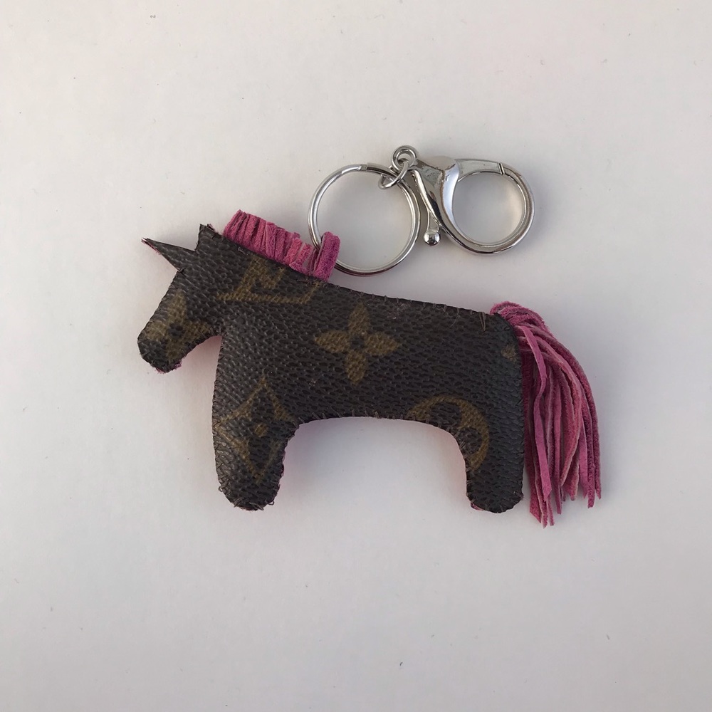 Raspberry Pink LOUISCORN unicorn bagcharm letting